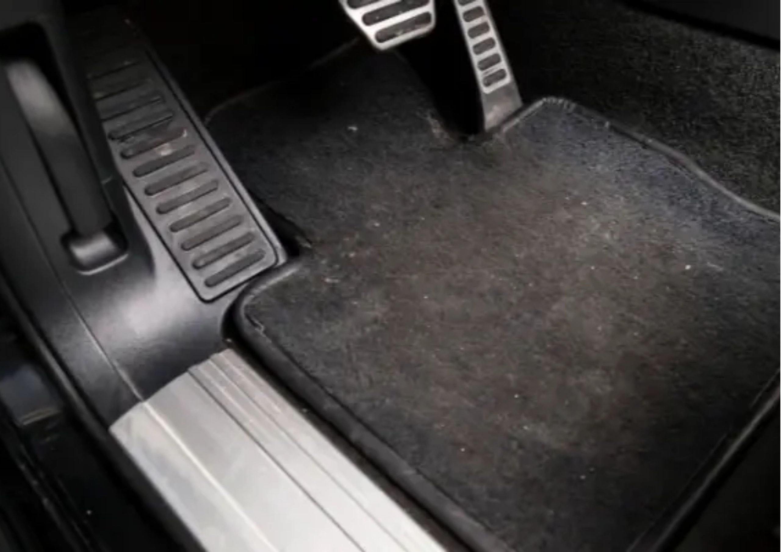 Manchas e Vazamentos no Carpete: Sinais que o Seu Carro Está Pedindo Atenção